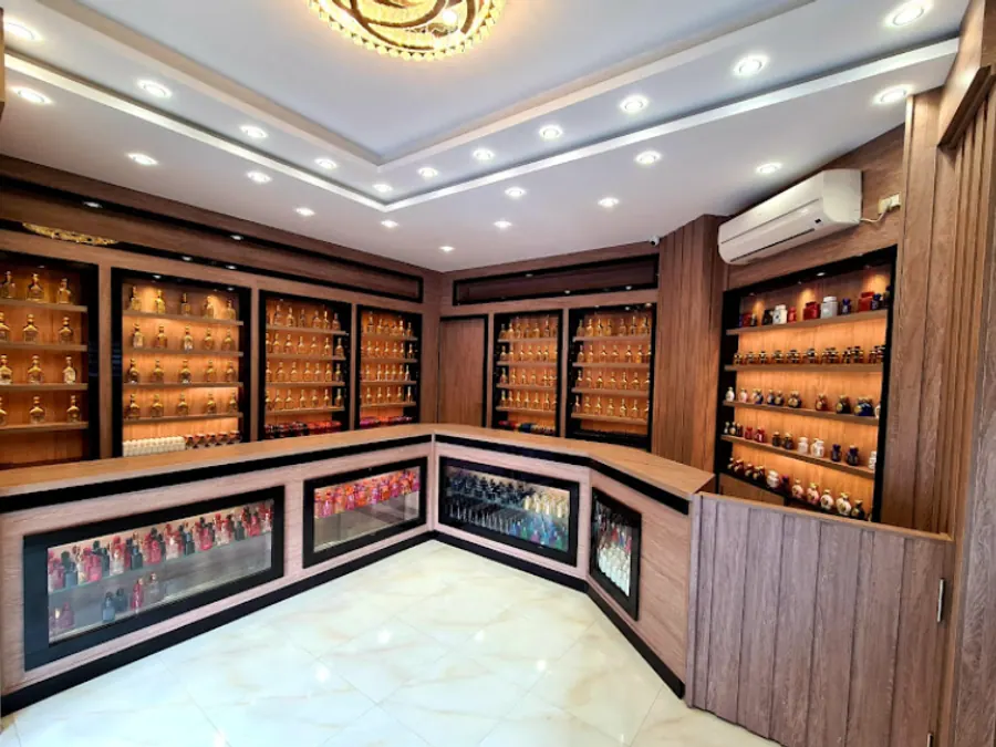 Interieur de la boutique Water of Gold, presentoirs de parfums